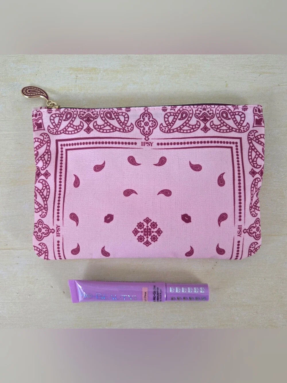 NEW Ipsy Bandana Make Up Bag With Mo-Beauty Gimme Mo-Glow Soft Pink Highlighter
